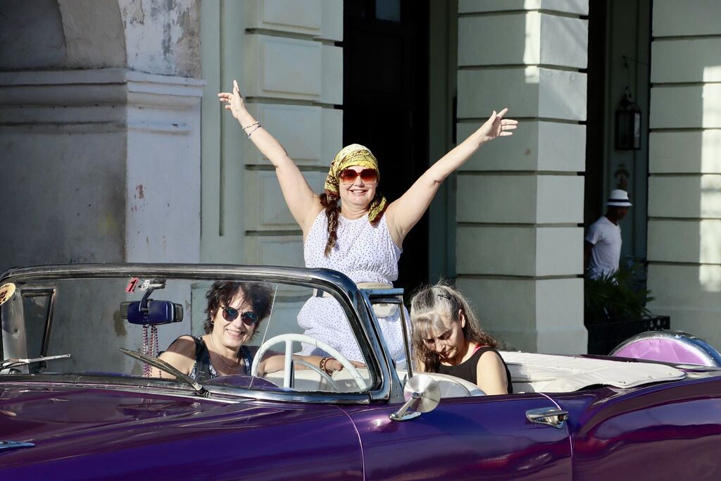 Drei Ladies im Oldtimer-Alt-Havanna.